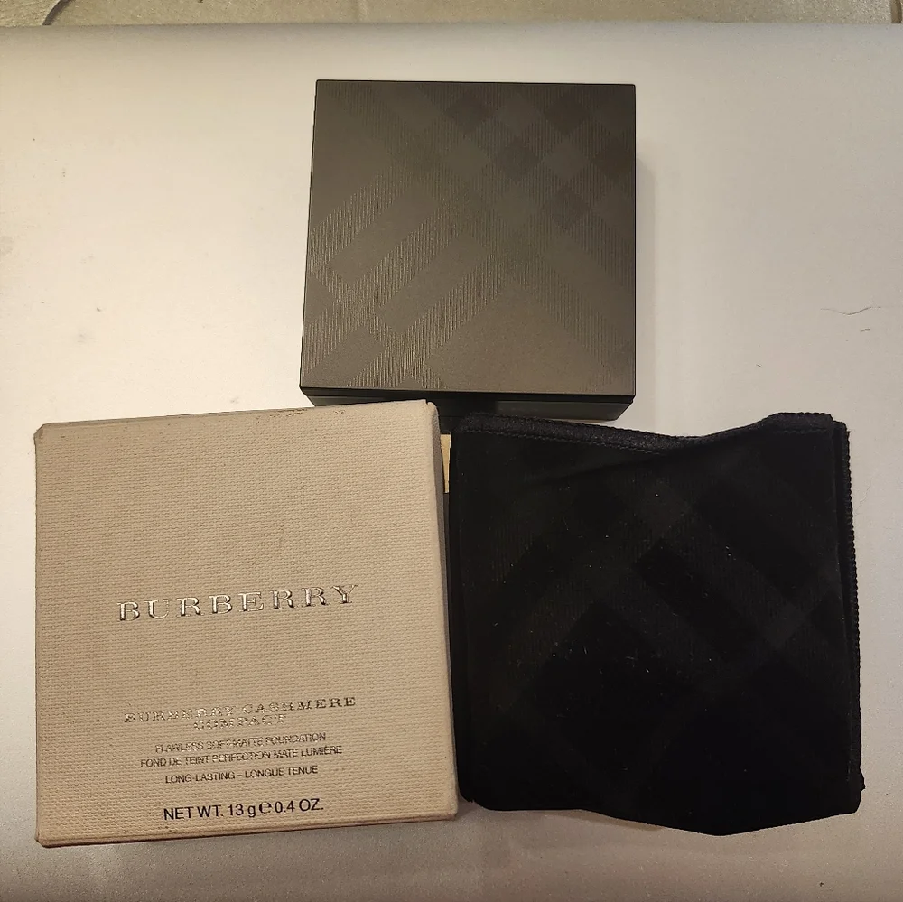 Burberry Cashmere Compact Flawless Soft Matte Foundation In Almond No. 43